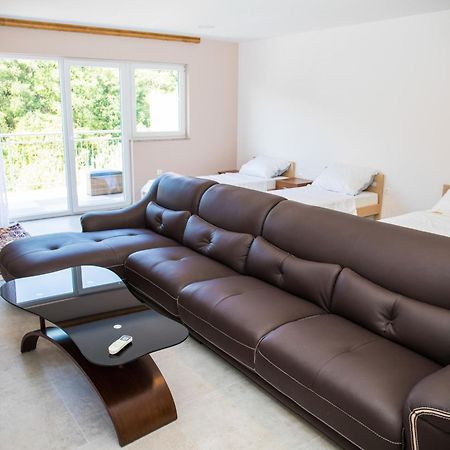 מוסטר Kovac Riverfront Apartments מראה חיצוני תמונה