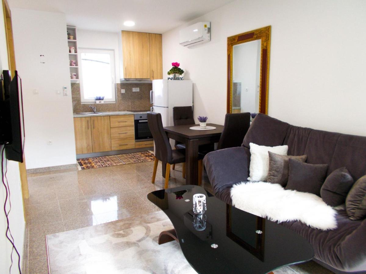 מוסטר Kovac Riverfront Apartments מראה חיצוני תמונה