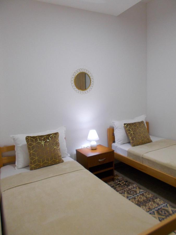 מוסטר Kovac Riverfront Apartments מראה חיצוני תמונה