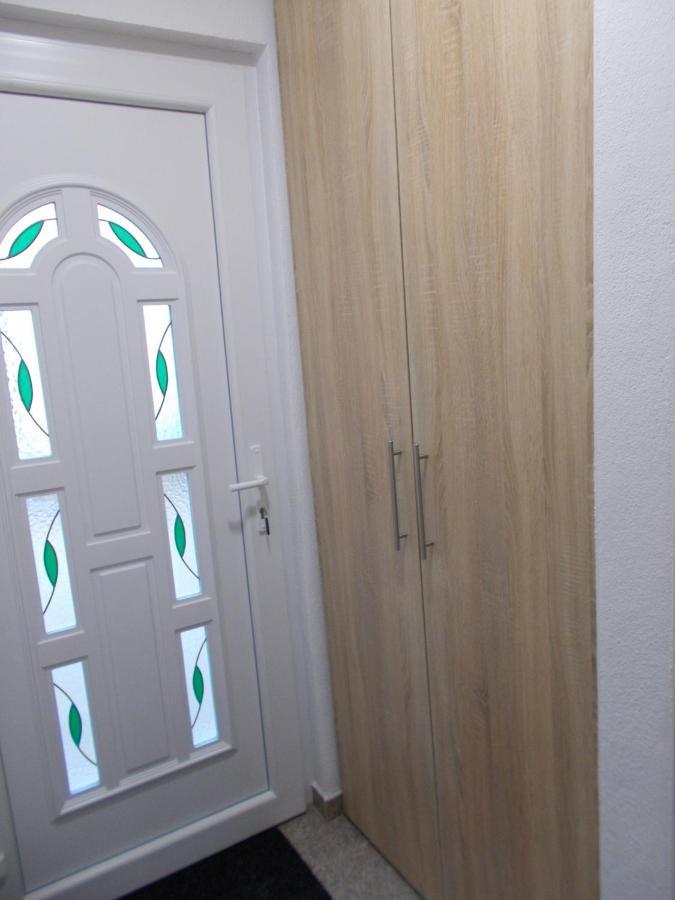 מוסטר Kovac Riverfront Apartments מראה חיצוני תמונה