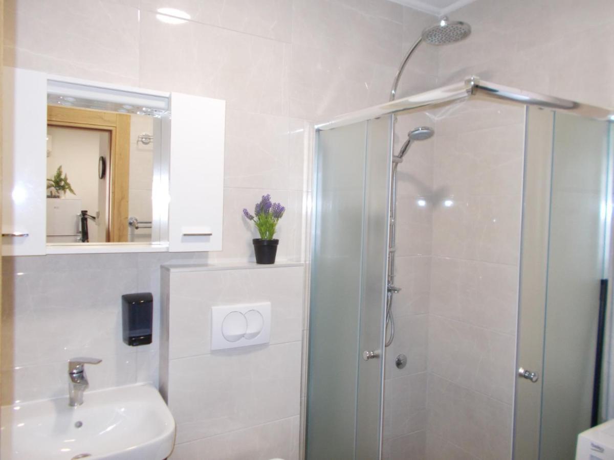 מוסטר Kovac Riverfront Apartments מראה חיצוני תמונה