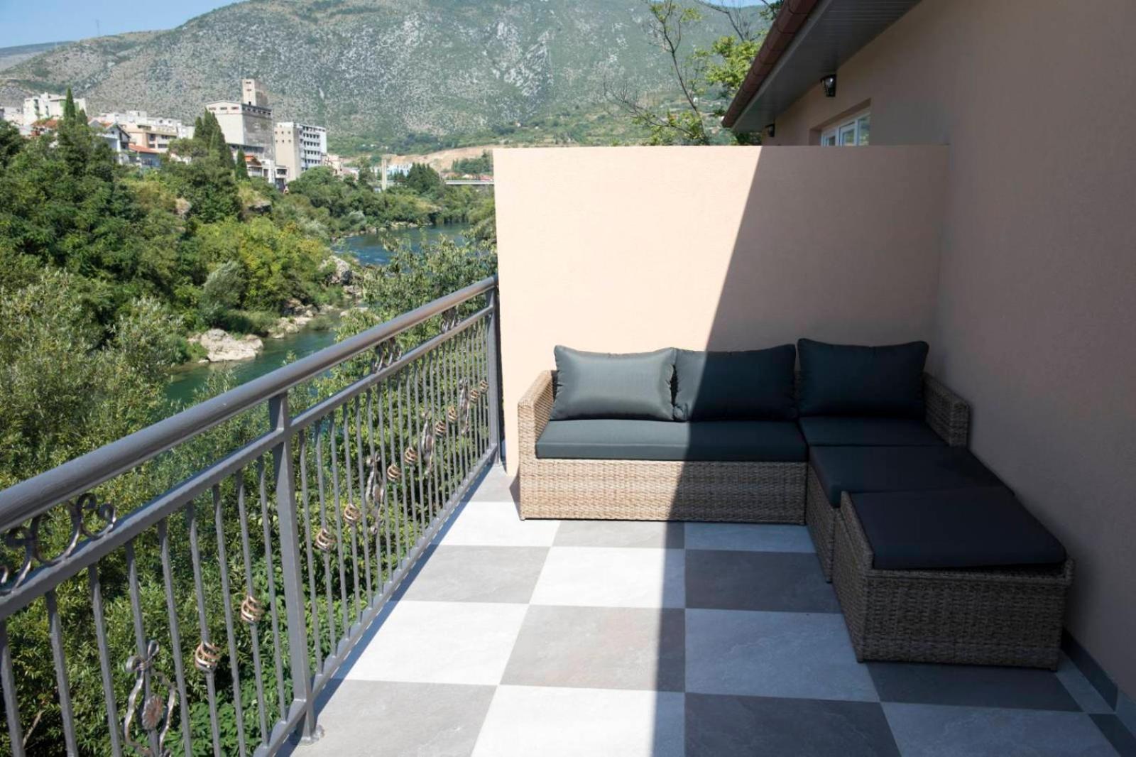 מוסטר Kovac Riverfront Apartments מראה חיצוני תמונה