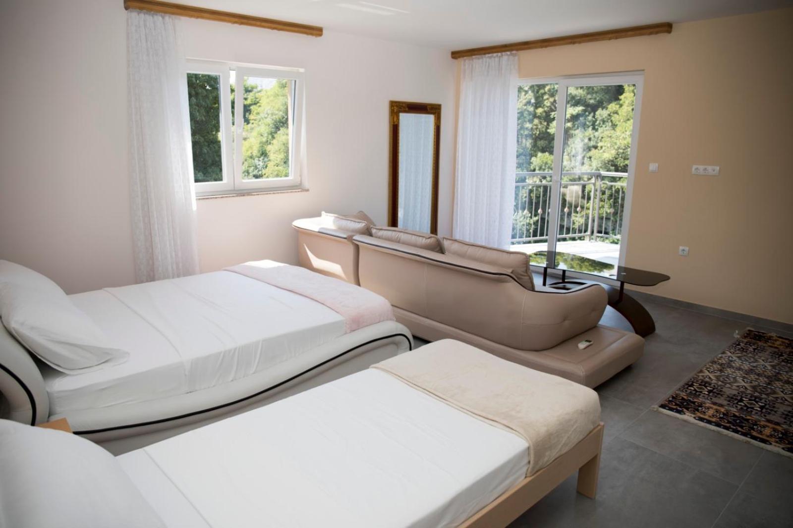 מוסטר Kovac Riverfront Apartments מראה חיצוני תמונה