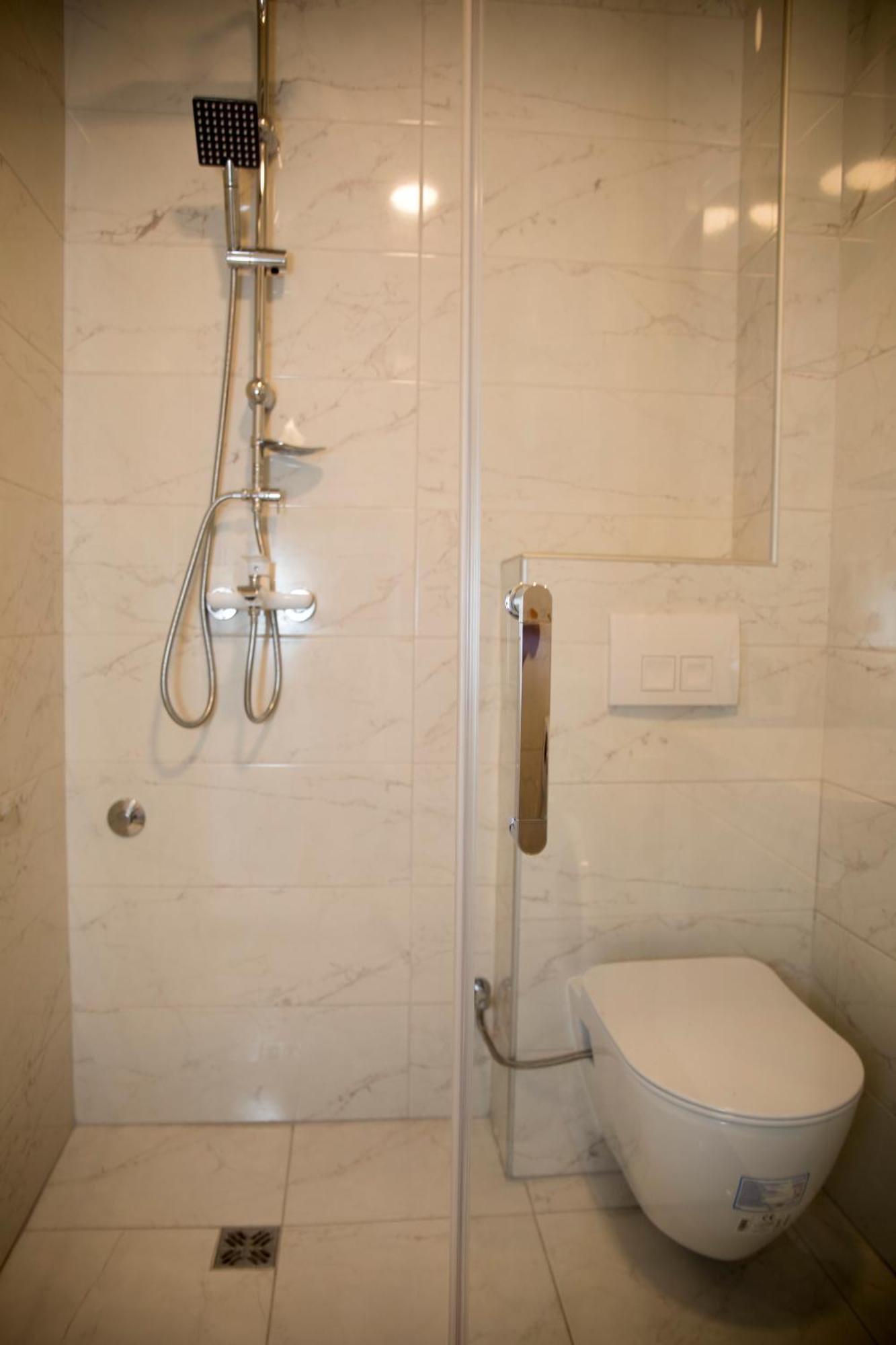 מוסטר Kovac Riverfront Apartments מראה חיצוני תמונה