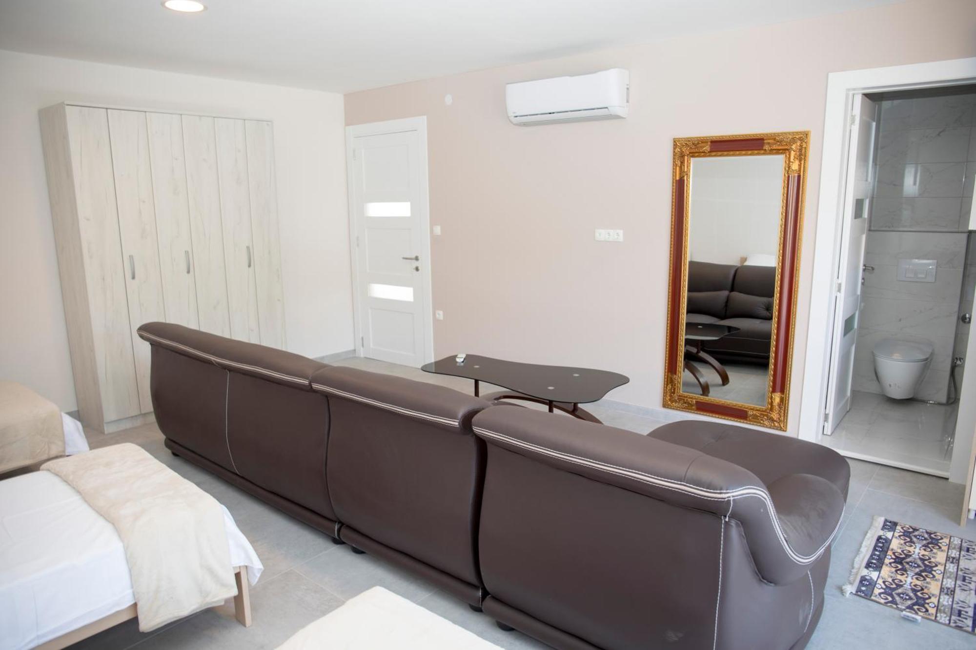 מוסטר Kovac Riverfront Apartments מראה חיצוני תמונה