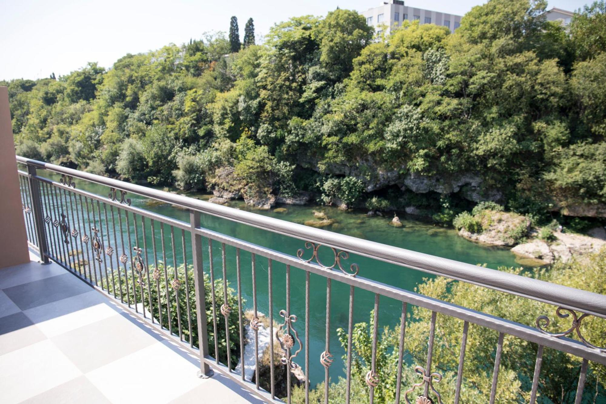 מוסטר Kovac Riverfront Apartments מראה חיצוני תמונה