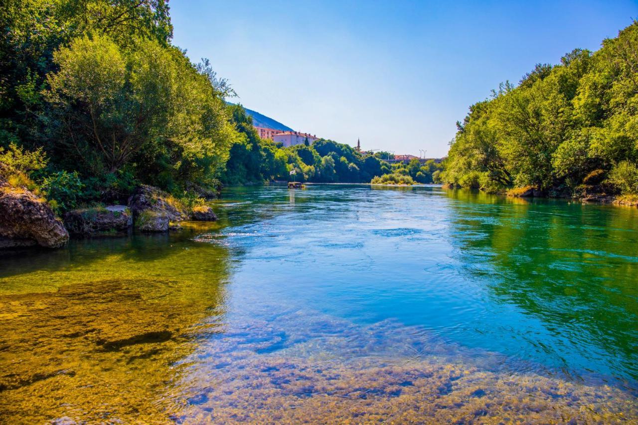 מוסטר Kovac Riverfront Apartments מראה חיצוני תמונה